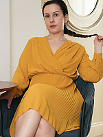 Naked mature babe with natural tits, shaved pussy and big booty in spread pose