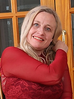 Naked mature skirt pics