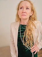 Mature milf and babe nude with natural tits and big booty in raw threesome tease