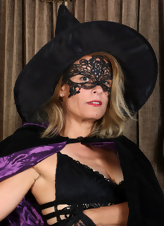 Pics of mature witch in sexy lingerie exposes lustful cunt