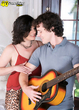 Young guitar player fucks married mature woman in bedroom