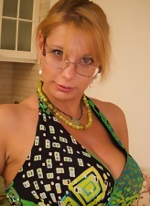 Appetizing cougar with glasses bares big natural boobs