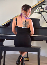 Play on piano makes tattooed mom in the mood to jump on dildo