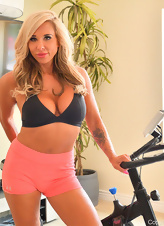 Blond mature prefers to do fitness without any clothes on body