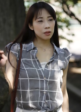 Great pics of sexy Asian MILF walking along the city streets