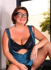 Glasses wearing BBW lady is here to masturbate with no shame