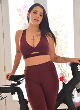 Fitness-crazed brunette momma strips naked before workout