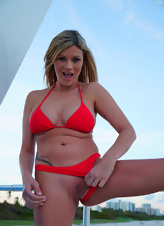 Watch sexy blonde milf pics posing in bikini on the beach