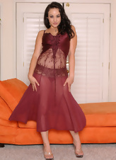 Hot brunette mom in dark-red lingerie free nude mature pictures