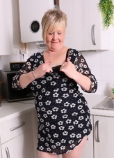 Blonde with a big sexy belly showing her masturbation skillz