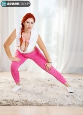 Pale MILF stays in shape by working out alone