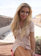 Public Naked MILF XXX Porn Pics
