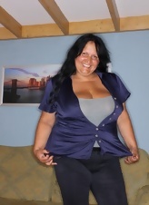 Thick Busty Mature Stripping Nude Pics