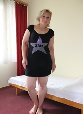 Mature Gilf Naked Pussy Spread Gallery Photos