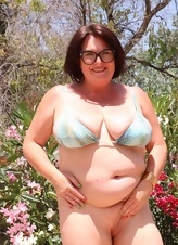 Mature Plump Milf Outdoor Nude Sunlight Gallery