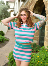 Curvy Hairy Babe Outdoor Pussy Play Pics Gallery