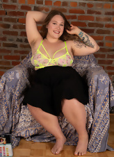 Curvy Hairy Nude Gallery With Big Bush