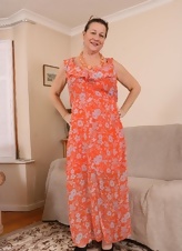 Mature MILF Naked Spread Pose Gallery