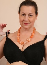 Mature MILF Naked Spread Pose Gallery