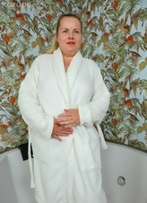 Mature Nude Solo Bath Photos With Pussy Tease