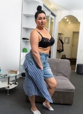 Mature Nude Solo Pics With Spread Pose