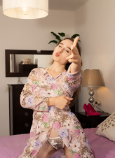 Brunette Solo Tease Spread Pose Pics