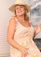 Mature MILF Nude Spread Pictures