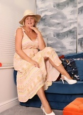 Mature MILF Nude Spread Pictures