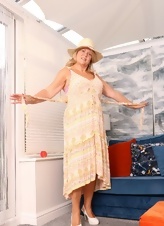 Mature MILF Nude Spread Pictures