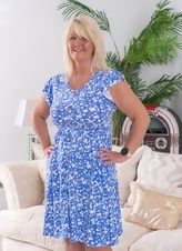 Mature Milf Spread Pose Pics