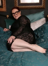Mature Naked MILF Tease Photos with Saggy Tits