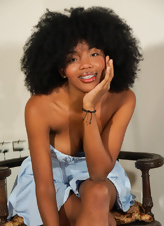 Nude Ebony Spread Pose Gallery