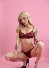 Mature Nude Tease Photos With Curvy Big Booty