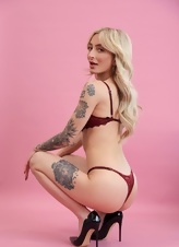 Mature Nude Tease Photos With Curvy Big Booty