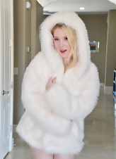 Mature Naked Solo Dildo Pics With Fur Coat