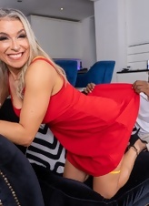 MILF Spread Pose Pics Featuring Blonde Nude