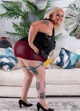 Mature Curvy MILF Pics: Thick Booty Tease