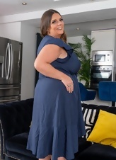 Juicy Curvy Milf Lingerie Tease