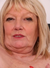 Mature Milf Nude Gallery: Natural Tits & Pussy Out