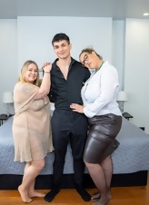 Milf Cougar Kneeling Titjob Tease